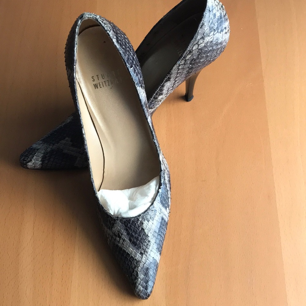 Stuart Weitzman grey snakeskin pump